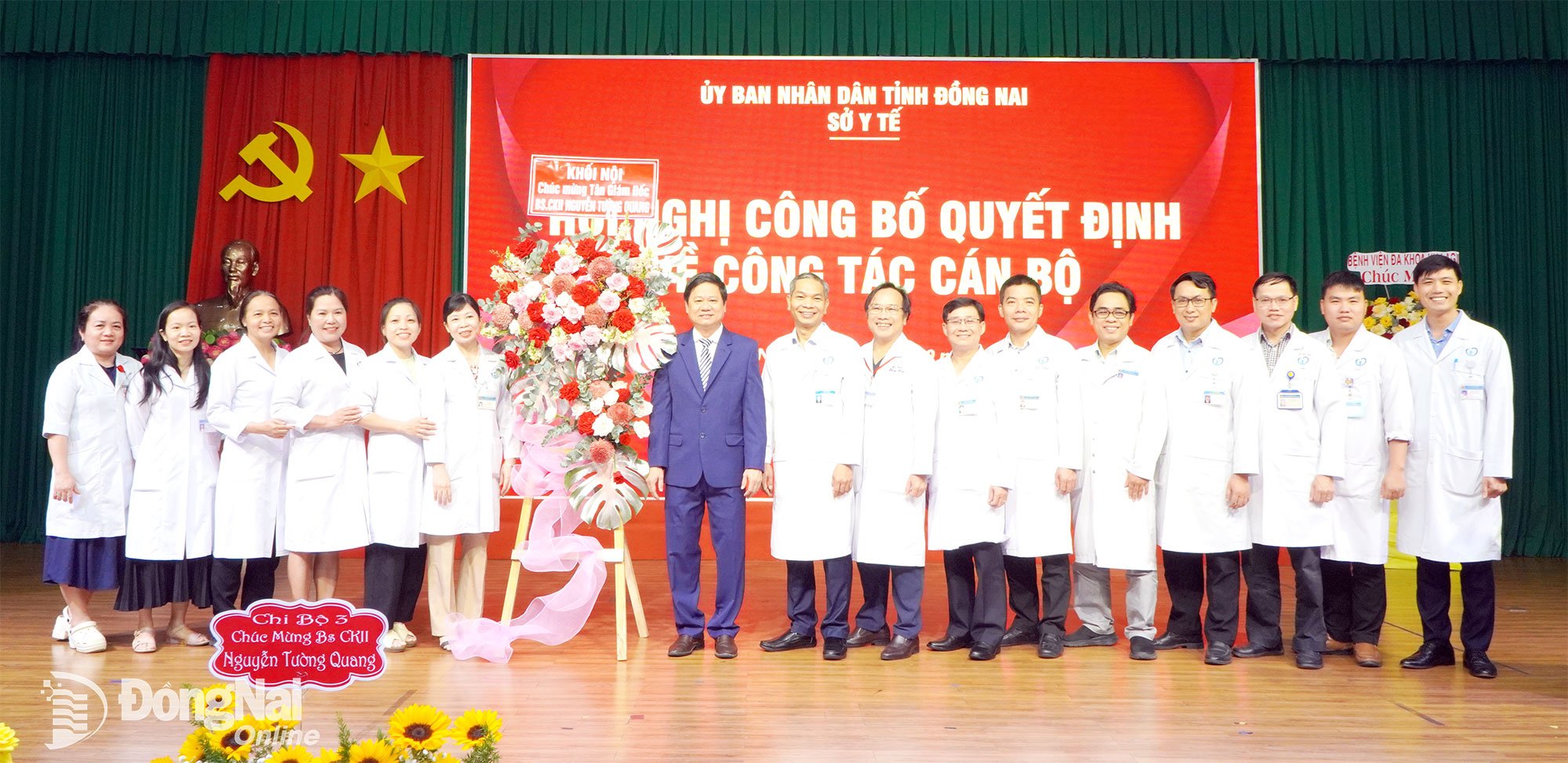Läkare och sjuksköterskor från sjukhuset gratulerar den nya chefen för Thong Nhat General Hospital, Nguyen Tuong Quang. Foto: Q.T.
