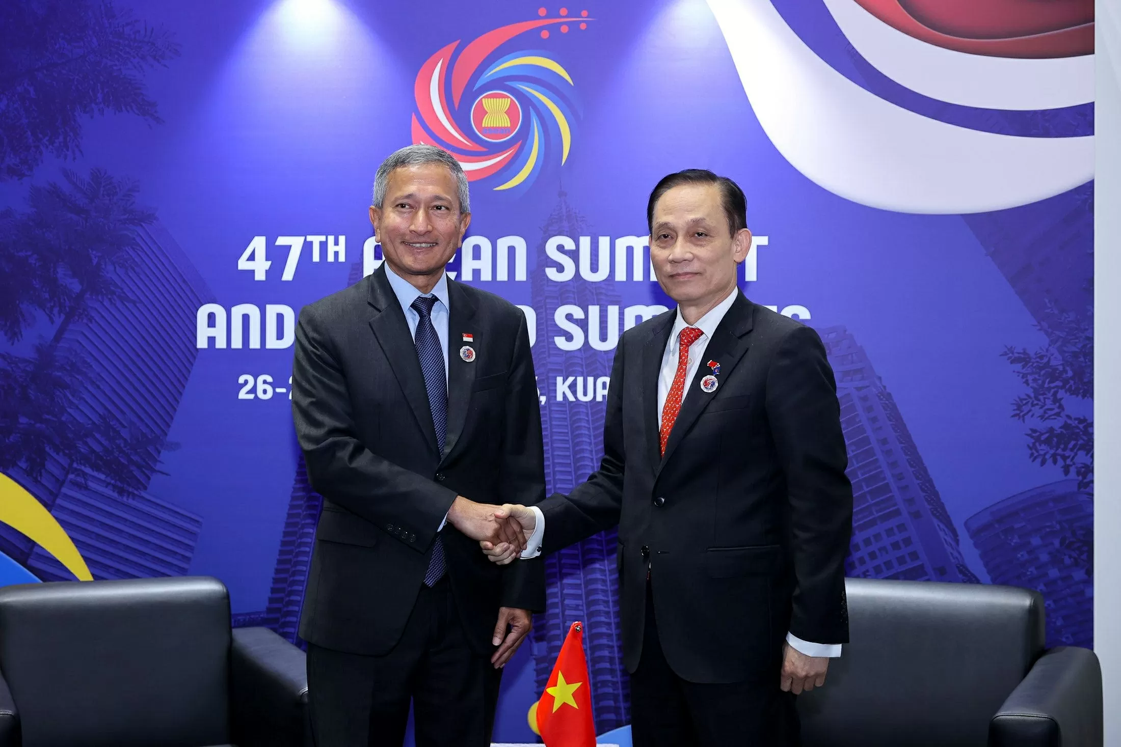 Utrikesminister Le Hoai Trung träffar Singapores utrikesminister Bộ trưởng Ngoại giao Lê Hoài Trung gặp Bộ trưởng Ngoại giao Singapore