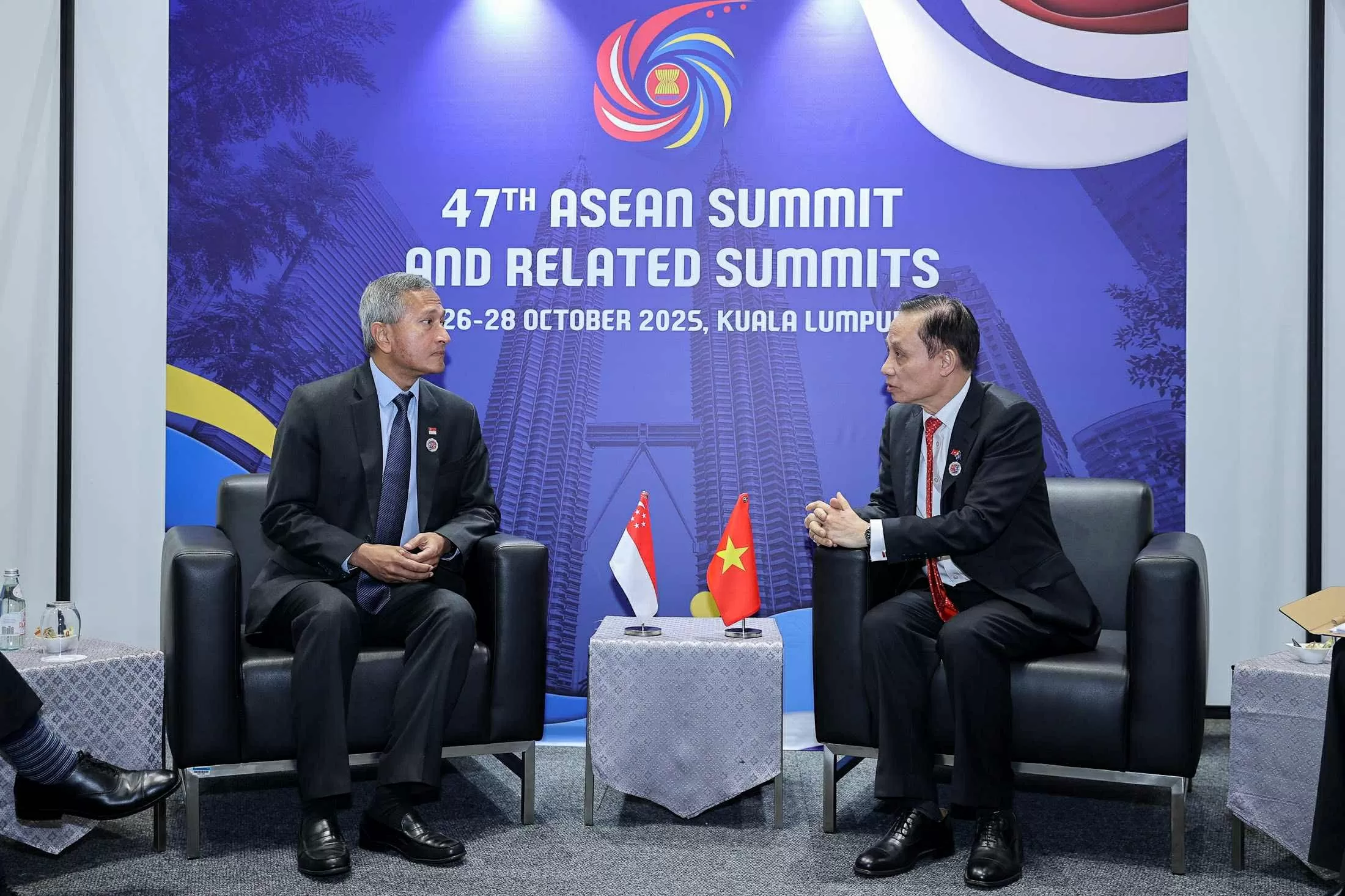 Utrikesminister Le Hoai Trung träffar Singapores utrikesminister Bộ trưởng Ngoại giao Lê Hoài Trung gặp Bộ trưởng Ngoại giao Singapore