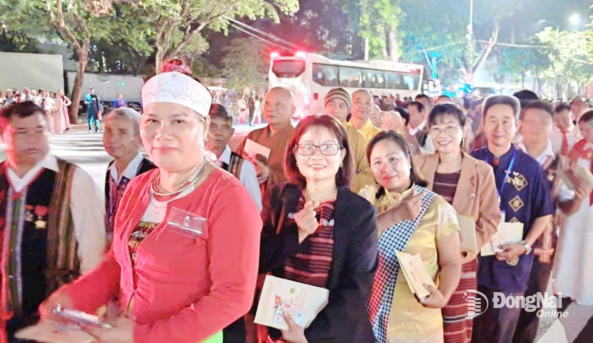 Öğretmen Nguyen Hong Nu, A80 etkinliğine katılan Vietnam etnik azınlıklarından oluşan heyetin bir parçası. Fotoğraf: NVCC