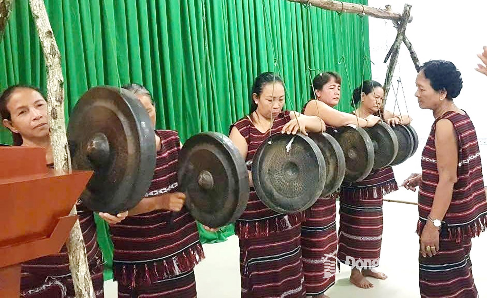 Bayan Thi Thanh (sağ kapak) yerel gençlere gong ve zil çalmayı öğretiyor. Fotoğraf: NVCC
