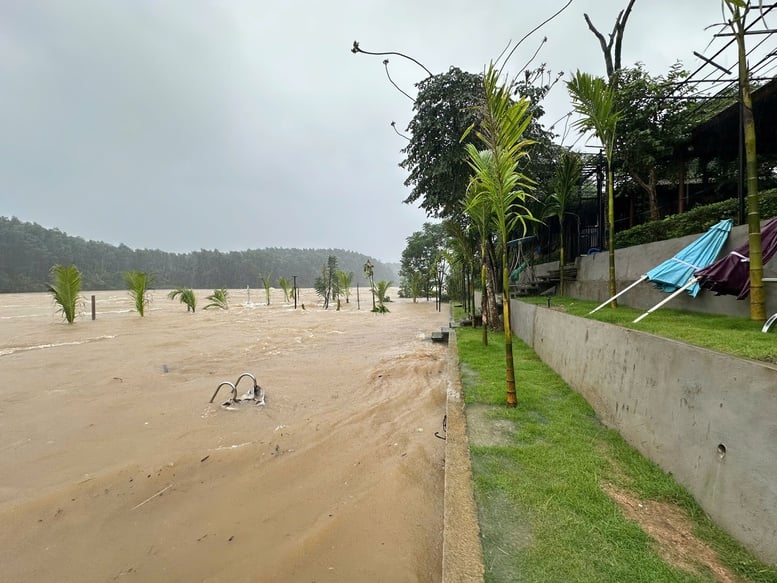 ນ້ຳຖ້ວມໃຫຍ່, ເມືອງເຫ້ວ ເລັ່ງຍົກຍ້າຍປະຊາຊົນໄປຢູ່ບ່ອນປອດໄພ - ຮູບ 1. Lũ đặc biệt lớn, TP. Huế khẩn trương sơ tán người dân đến nơi an toàn- Ảnh 1.