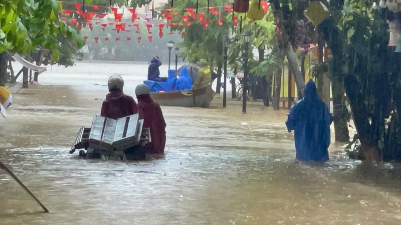 น้ำท่วมเมืองโบราณฮอยอันเพิ่มสูงเมื่อคืน ท่วมถนนหลายสาย -1