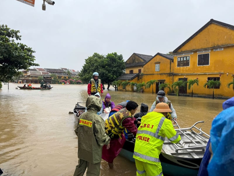 น้ำท่วมเมืองโบราณฮอยอันเพิ่มสูงข้ามคืน น้ำท่วมถนนหลายสาย -0