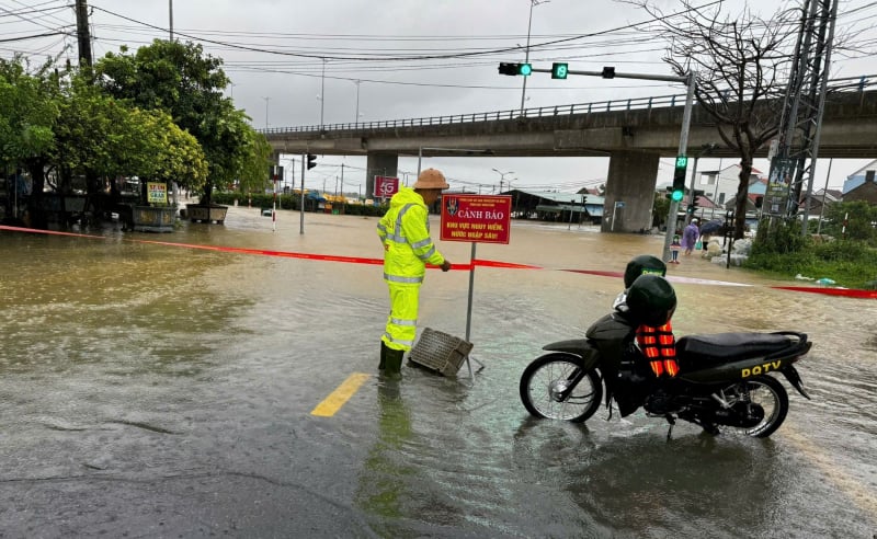 น้ำท่วมเมืองโบราณฮอยอันเพิ่มสูงข้ามคืน น้ำท่วมถนนหลายสาย -2