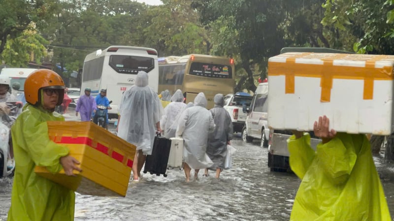 น้ำท่วมเมืองโบราณฮอยอันเพิ่มสูงข้ามคืน น้ำท่วมถนนหลายสาย -0