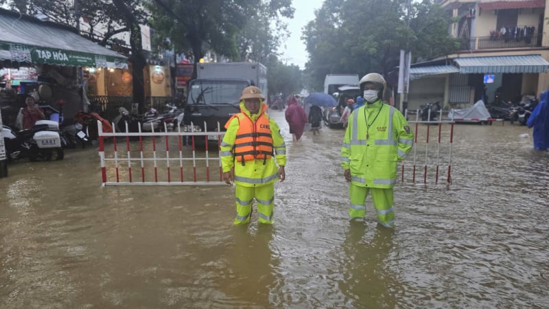 น้ำท่วมเมืองโบราณฮอยอันเพิ่มสูงเมื่อคืน ท่วมถนนหลายสาย -1