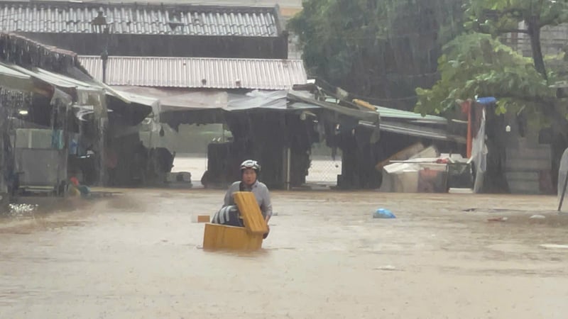 น้ำท่วมเมืองโบราณฮอยอันเพิ่มสูงข้ามคืน น้ำท่วมถนนหลายสาย -4