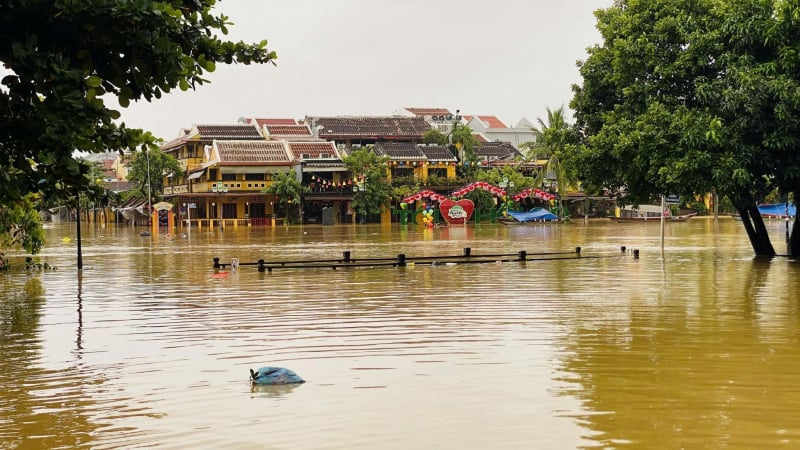 น้ำท่วมเมืองโบราณฮอยอันเพิ่มสูงข้ามคืน น้ำท่วมถนนหลายสาย -0