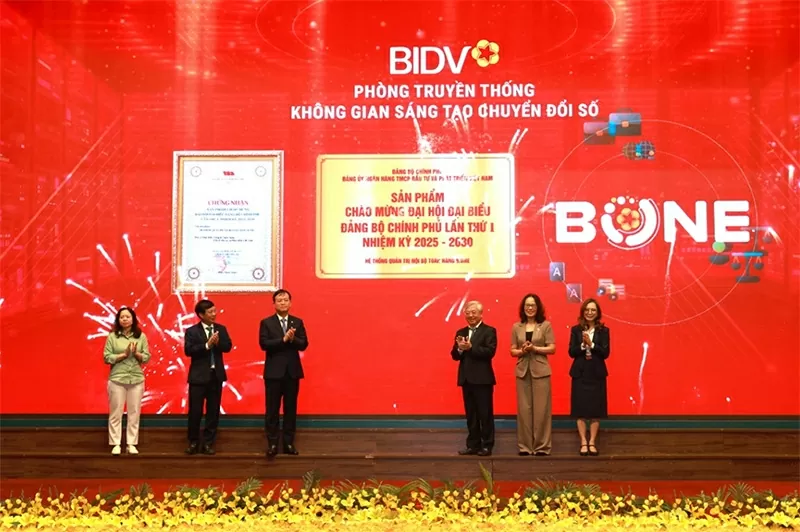 সরকারি দলের কমিটির প্রতিনিধি BIDV-এর B.One অভ্যন্তরীণ ব্যবস্থাপনা ব্যবস্থাকে  Đại diện Đảng ủy Chính phủ trao chứng nhận “Sản phẩm tiêu biểu chào mừng Đại hội Đảng bộ Chính phủ” cho Hệ thống quản trị nội bộ B.One của BIDV (Hà Nội, 10/10/2025)
