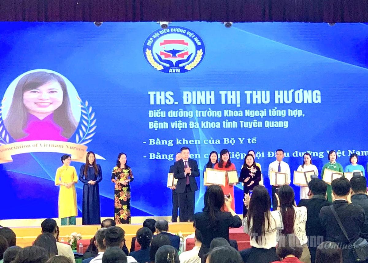 Na slavnostním ceremoniálu byla oceněna vrchní sestra oddělení všeobecné chirurgie, zdravotní sestra Dinh Thi Thu Huong.
