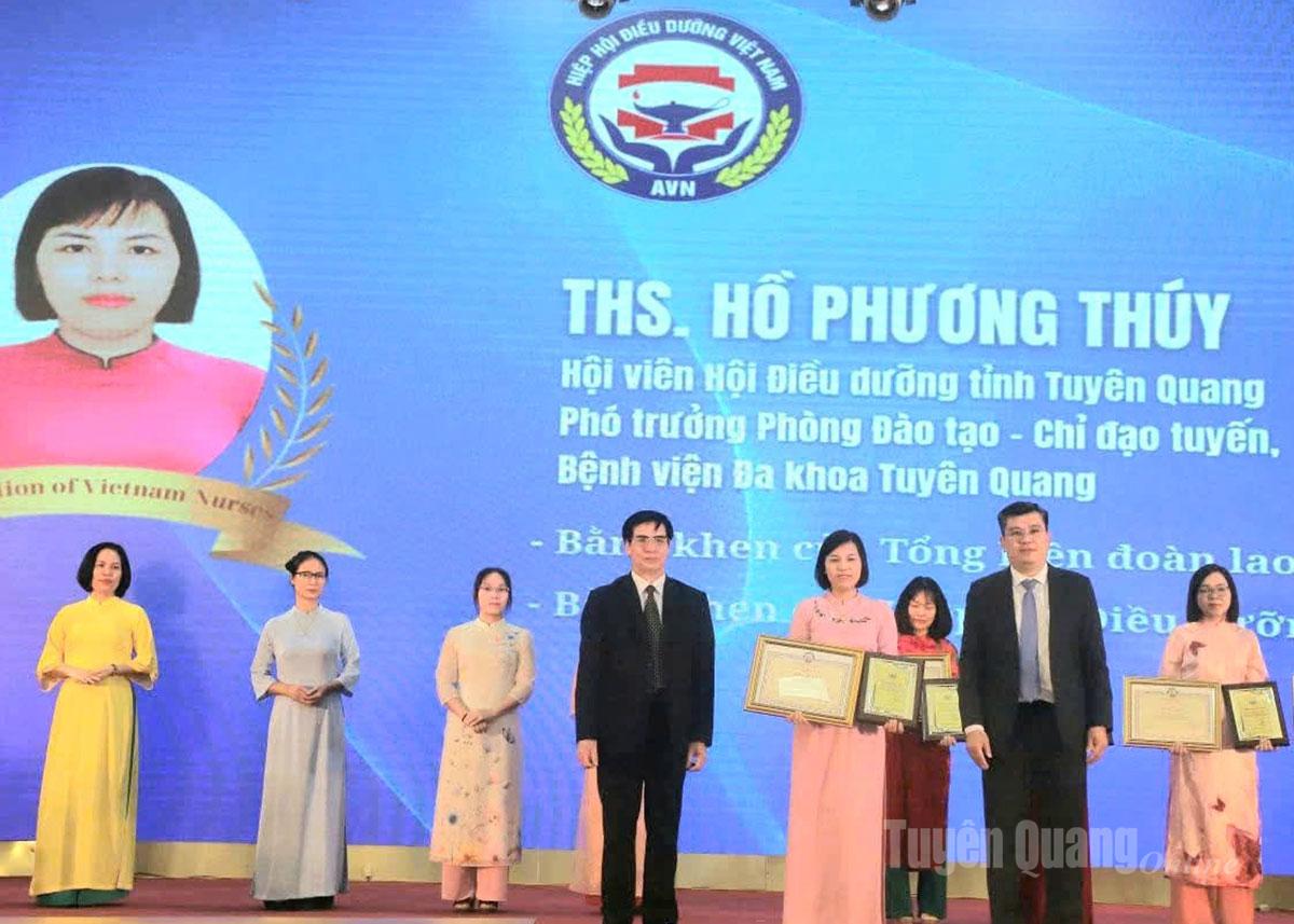 Na slavnostním ceremoniálu byla oceněna zdravotní sestra Ho Phuong Thuy, členka provinční ošetřovatelské asociace Tuyen Quang a zástupkyně vedoucího oddělení pro vzdělávání a poradenství.