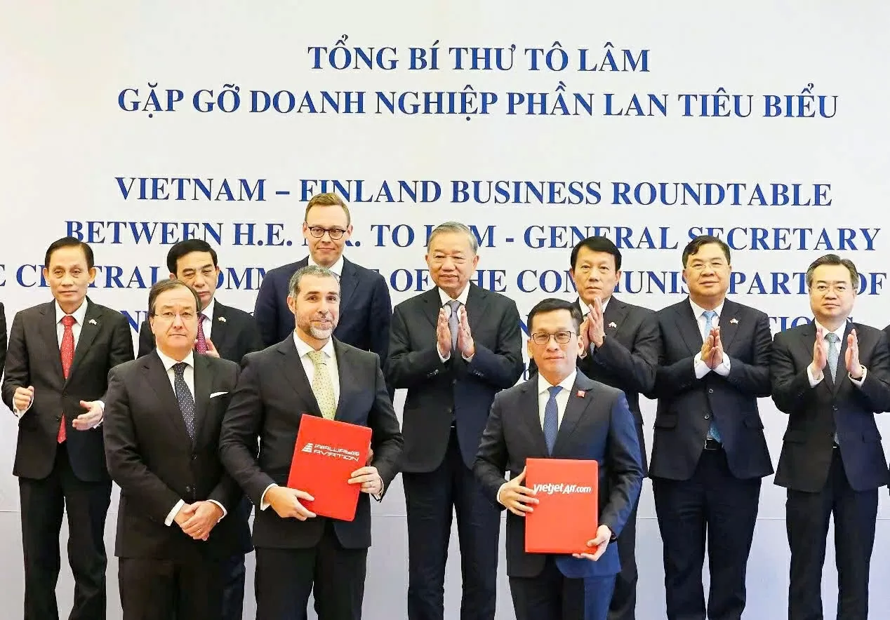 Generalsekreterare To Lam bevittnade Vietjet underteckna ett avtal för att utveckla internationella flygresurser, vilket främjar nytt samarbete mellan Vietnam och Finland. Tổng Bí thư Tô Lâm chứng kiến Vietjet ký thỏa thuận phát triển nguồn lực hàng không quốc tế, thúc đẩy hợp tác mới giữa Việt Nam và Phần Lan