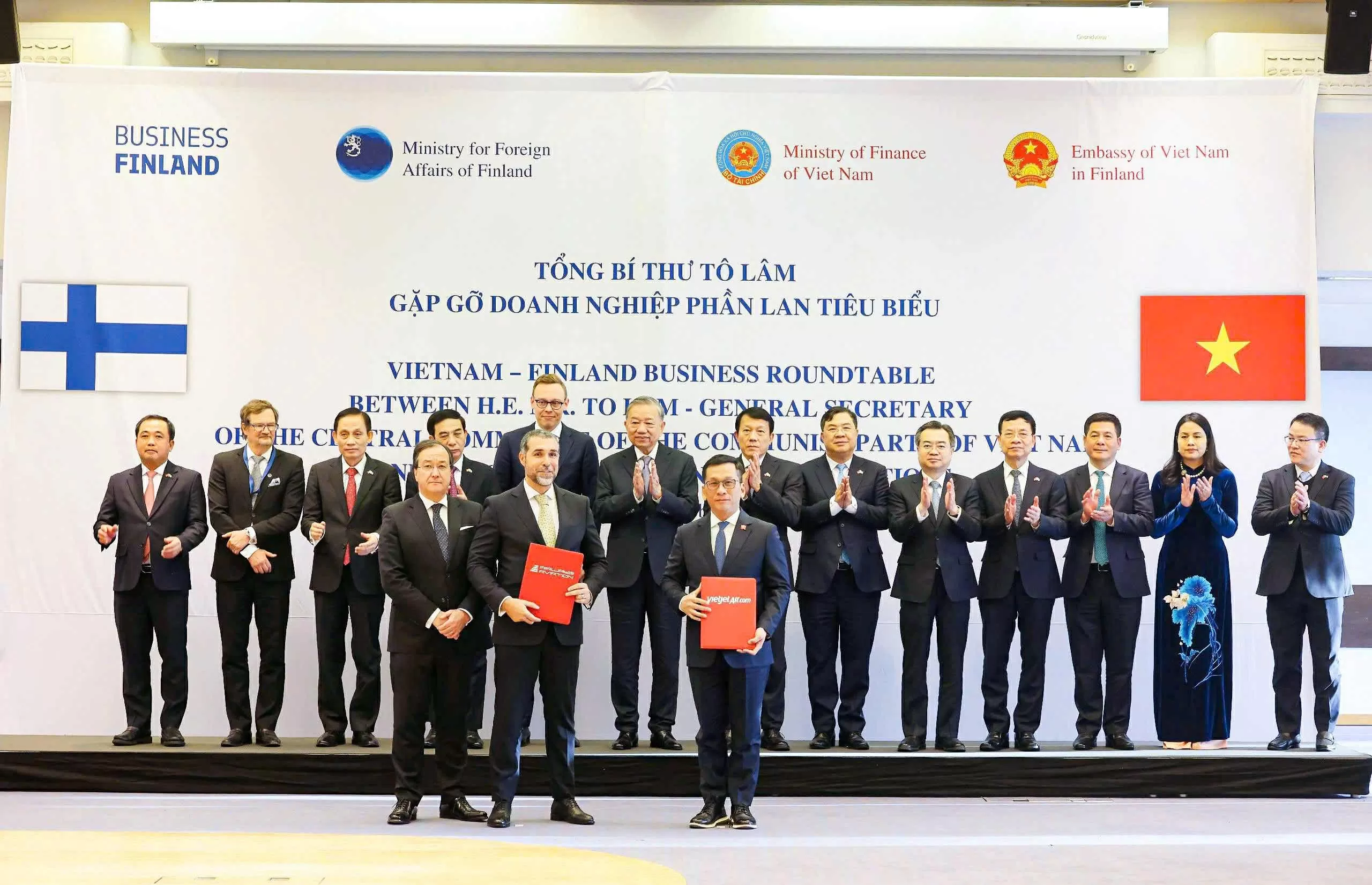 Generalsekreterare To Lam bevittnade Vietjet underteckna ett avtal för att utveckla internationella flygresurser, vilket främjar nytt samarbete mellan Vietnam och Finland. Tổng Bí thư Tô Lâm chứng kiến Vietjet ký thỏa thuận phát triển nguồn lực hàng không quốc tế, thúc đẩy hợp tác mới giữa Việt Nam và Phần Lan