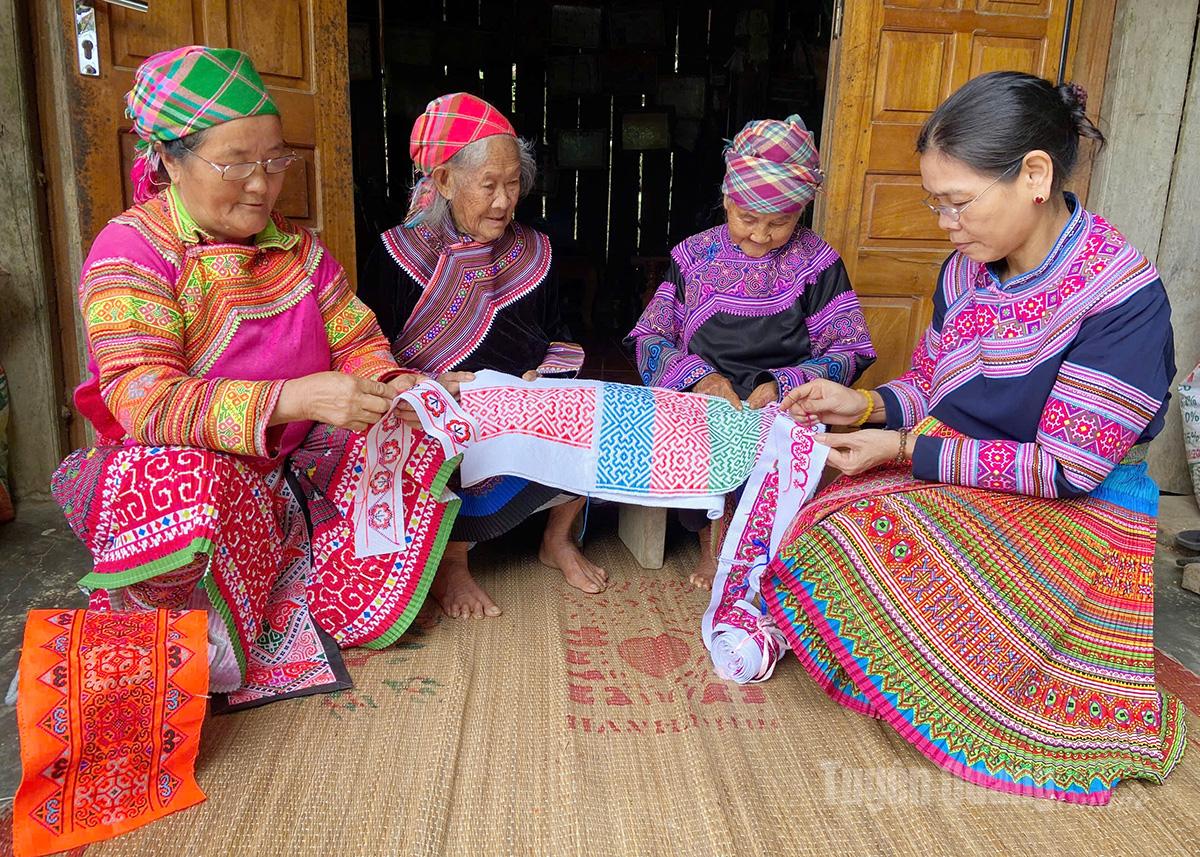 Các bà, các mẹ người Mông, thôn Bắc Triển vẫn giữ nghề thêu truyền thống.