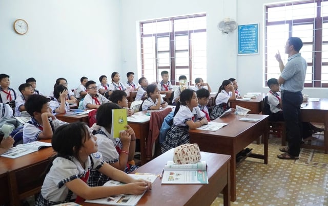Gia Lai vil støtte skolepenger for 38 000 ikke-offentlige studenter - Bilde 2. Gia Lai sẽ hỗ trợ học phí cho 38.000 học sinh ngoài công lập- Ảnh 2.