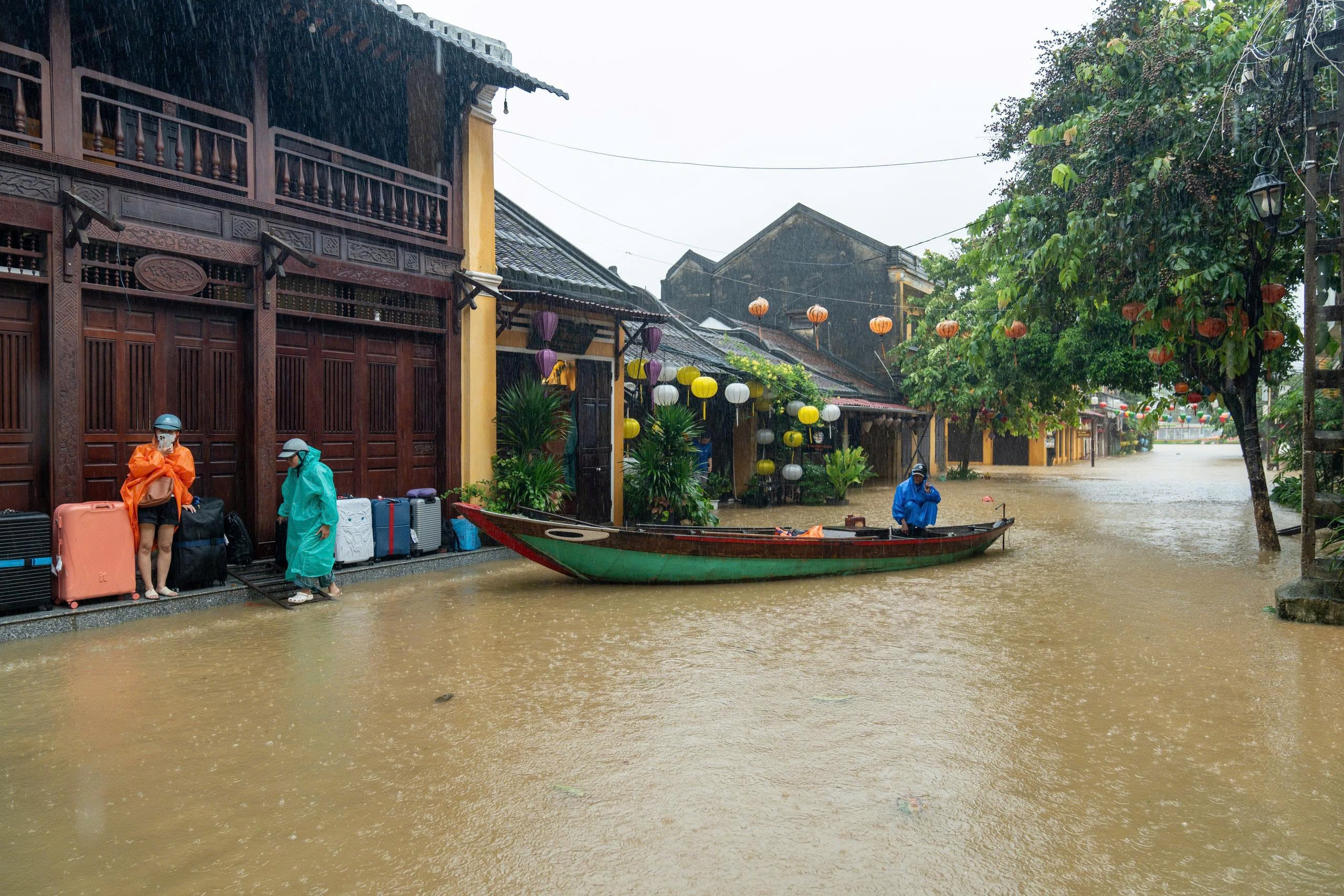 Phố cổ Hội An ngập nặng - Ảnh 20.