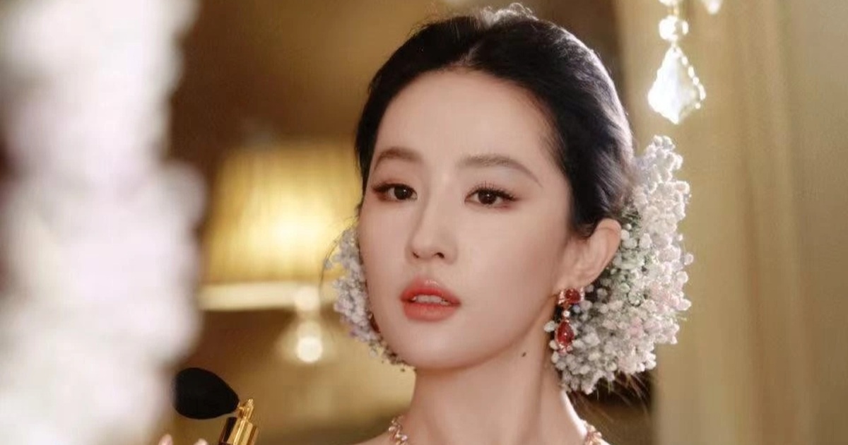 Pha xử lý sự cố tinh tế của Lưu Diệc Phi trên thảm đỏ