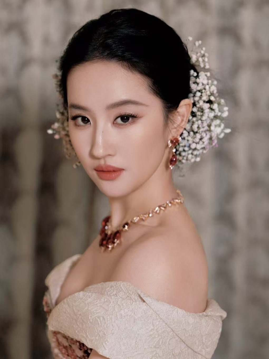 Pha xử lý sự cố tinh tế của Lưu Diệc Phi trên thảm đỏ - 2
