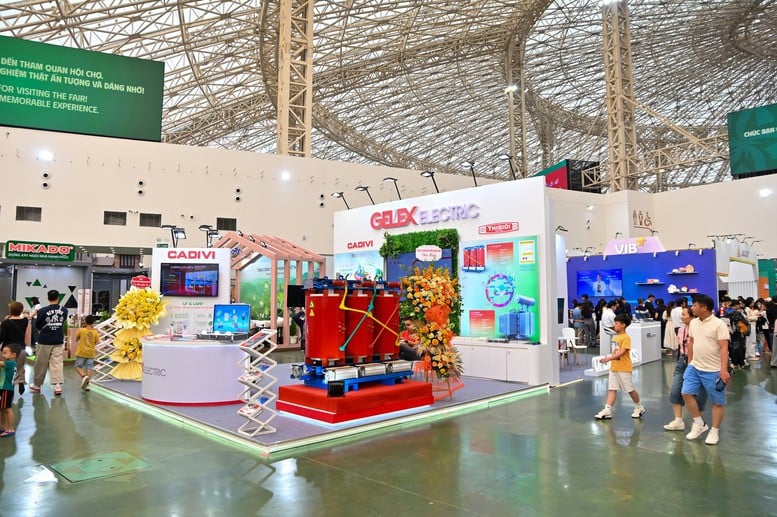 Second day of the 2025 Autumn Fair: Businesses focus on connecting trade - Photo 1. Ngày thứ hai Hội chợ mùa Thu 2025: Doanh nghiệp tập trung kết nối giao thương- Ảnh 1.