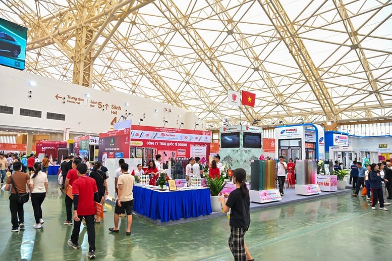 Second day of the 2025 Autumn Fair: Businesses focus on connecting trade - Photo 2. Ngày thứ hai Hội chợ mùa Thu 2025: Doanh nghiệp tập trung kết nối giao thương- Ảnh 2.