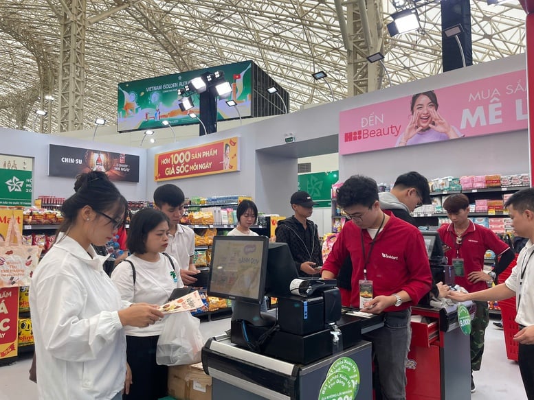 Second day of the 2025 Autumn Fair: Businesses focus on connecting trade - Photo 3. Ngày thứ hai Hội chợ mùa Thu 2025: Doanh nghiệp tập trung kết nối giao thương- Ảnh 3.