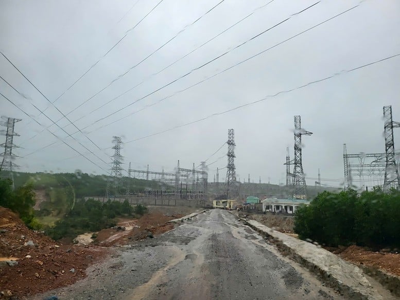 Quang Tri 500 kV trafo merkezi projesinin ve bağlantı hatlarının zamanında bitiş çizgisine ulaştırılması çalışmaları - Fotoğraf 1. Nỗ lực đưa dự án TBA 500 kV Quảng Trị và đường dây đấu nối về đích đúng hẹn- Ảnh 1.