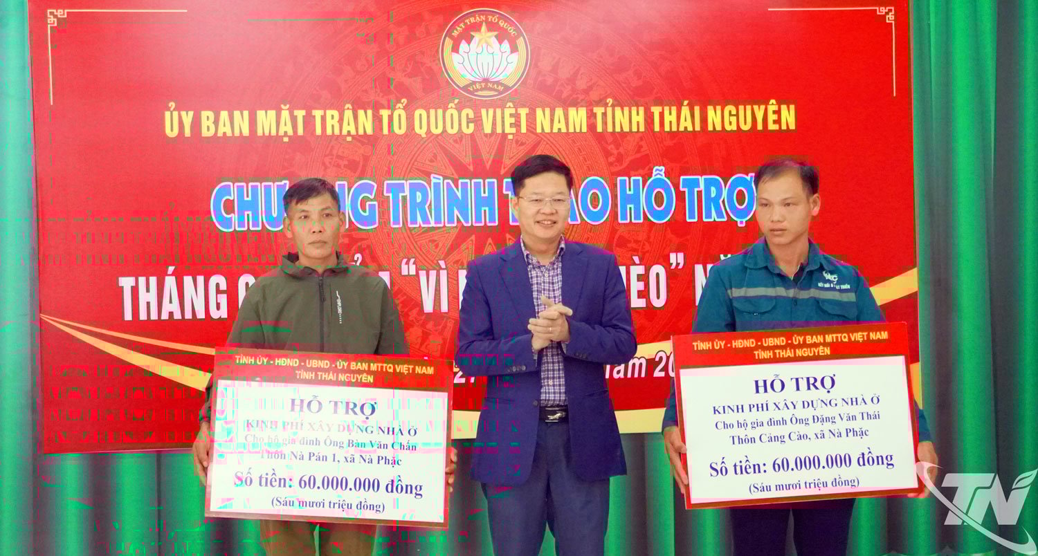 O camarada Dinh Quang Tuyen apresentou apoio para eliminar casas temporárias e dilapidadas para duas famílias no programa.
