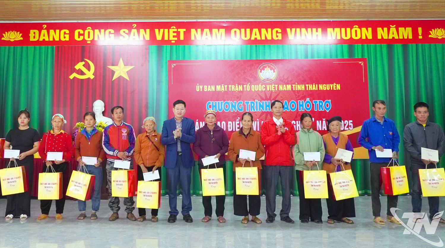 O camarada Dinh Quang Tuyen entregou presentes a famílias pobres, pessoas em circunstâncias especialmente difíceis e idosos solitários no programa.