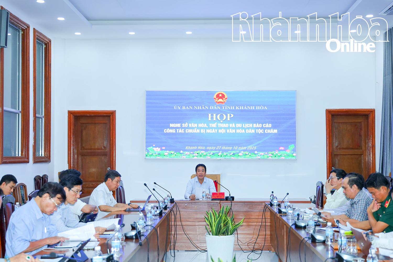 ສະຫາຍ ຫງວຽນລອງບຽນ ກ່າວຄຳເຫັນທີ່ກອງປະຊຸມ.