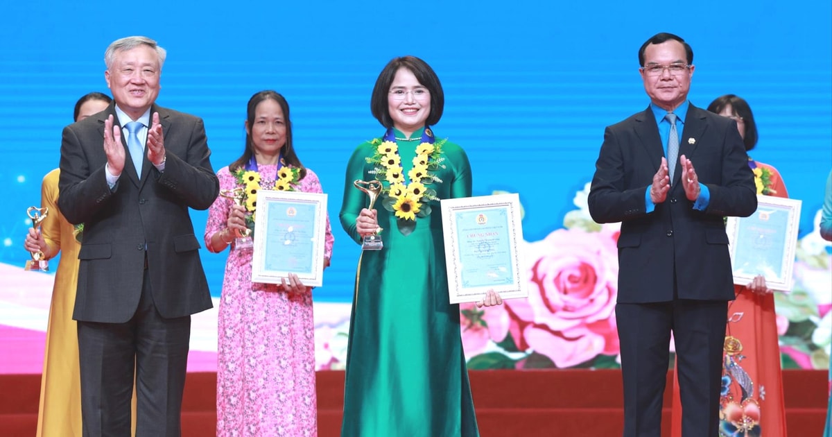 Nữ cán bộ ngân hàng đầu tiên được vinh danh "Nữ đoàn viên công đoàn năng động, sáng tạo, trách nhiệm"