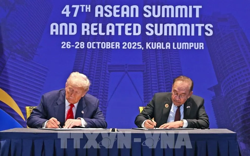 Thủ tướng Anwar Ibrahim và Tổng thống Mỹ Donald Trump ký Thỏa thuận thương mại song phương. Ảnh: Bernama
 Thủ tướng Anwar Ibrahim và Tổng thống Mỹ Donald Trump ký Thỏa thuận thương mại song phương. Ảnh: Bernama