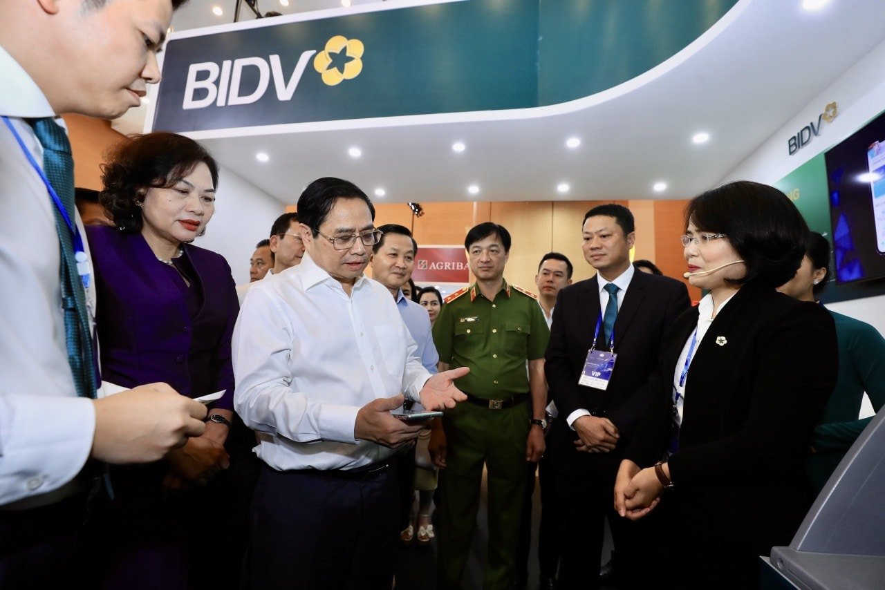 Premiärminister Pham Minh Chinh genomför en transaktion med ett chip-ID-kort i BIDV:s monter (Källa: Vietnam News Agency Lam Khanh)