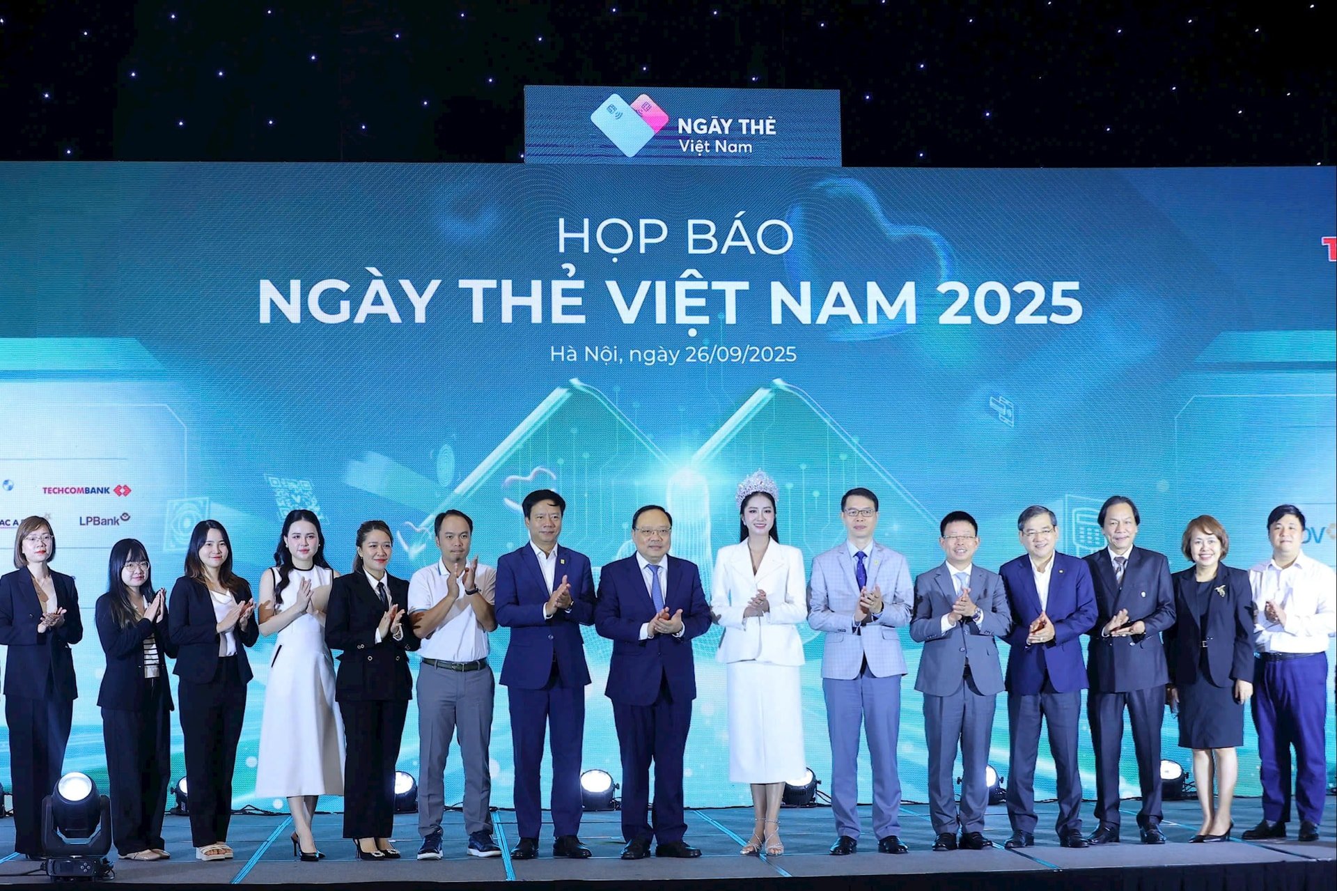 Bapak Dang Van Tuyen - Anggota Dewan Direksi BIDV - menghadiri konferensi pers pada Hari Kartu Vietnam 2025