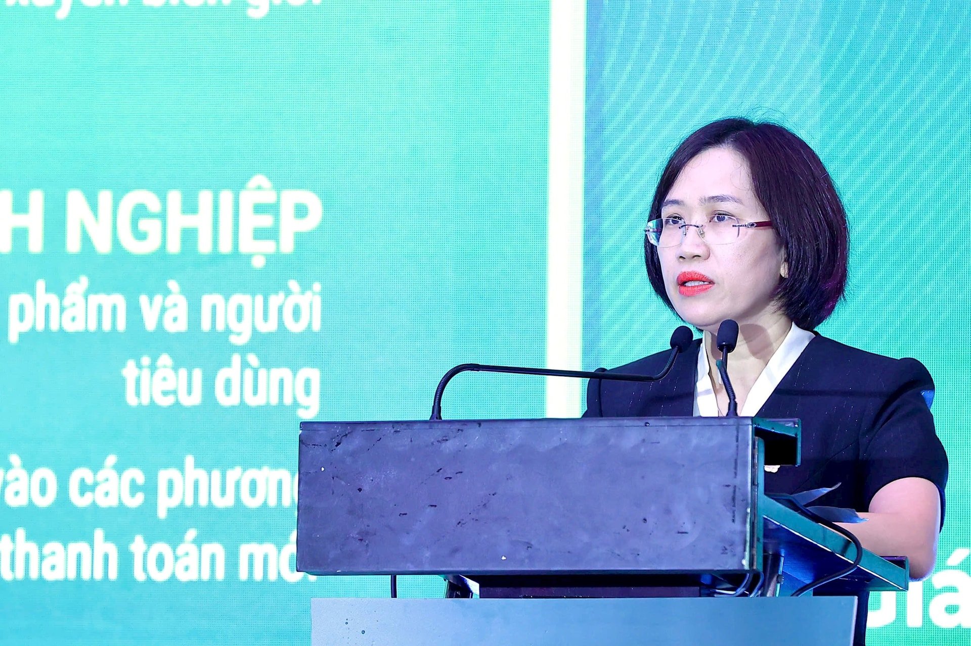 Ibu Phan Thi Thanh Nhan - Direktur Pusat Operasi dan Kartu BIDV - berbicara di lokakarya tersebut