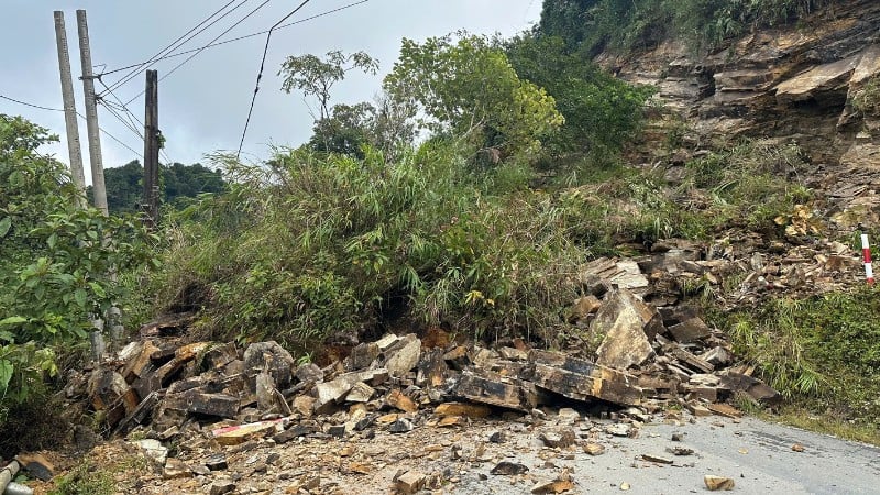 Deslizamiento de tierra en el km 43+600, Carretera Nacional 4C, provincia de Tuyen Quang.