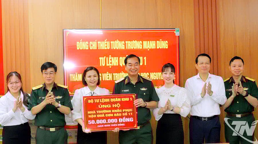 Az 1. Katonai Körzet Parancsnoksága 50 millió vietnami dongot adományozott a Nguyen Hue Általános Iskolának a 11-es vihar következményeinek elhárítására.