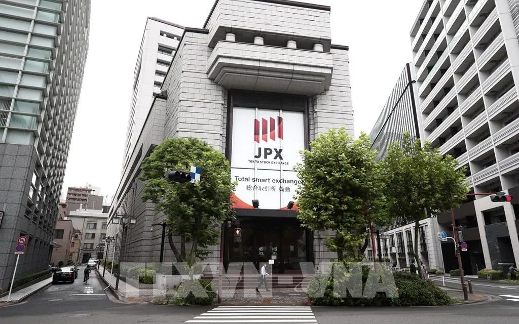 În fața Bursei de Valori din Tokyo (TSE) din Tokyo, Japonia. Fotografie: VNA  Bên ngoài Sở Giao dịch chứng khoán Tokyo (TSE) ở thủ đô Tokyo, Nhật Bản. Ảnh: TTXVN