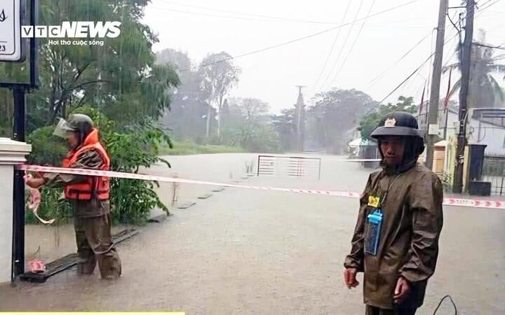 De ontem à noite até esta manhã, na cidade de Hue, houve locais com chuvas superiores a 900 mm. A agência meteorológica também emitiu um boletim especial sobre inundações nos rios desta área. (Foto: Nguyen Vuong)