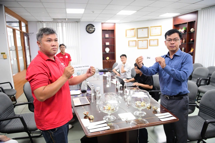 bóng đá công nhân - Ảnh 1.