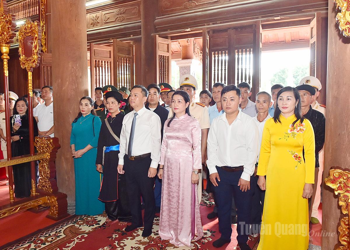 Delegater offrade rökelse vid minneshögtiden för president Ho Chi Minh och hans revolutionära föregångare.