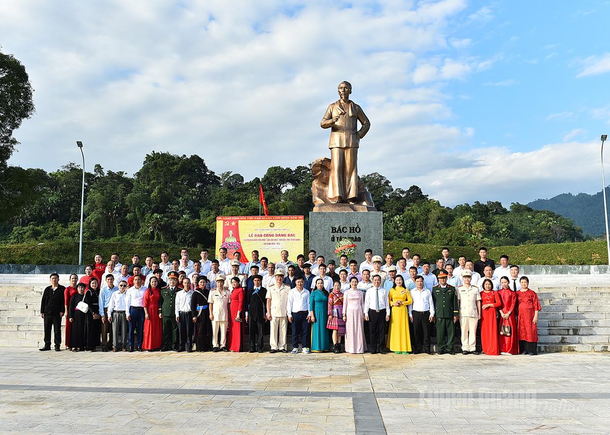 Delegater deltar i ceremonin vid Uncle Ho-statyn i Tan Trao.