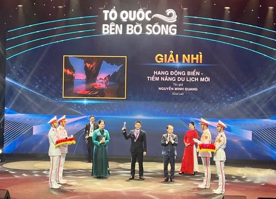 nsna-nguyen-minh-quang-nhan-giai-nhi-cuoc-thi-to-quoc-ben-bo-song.jpg