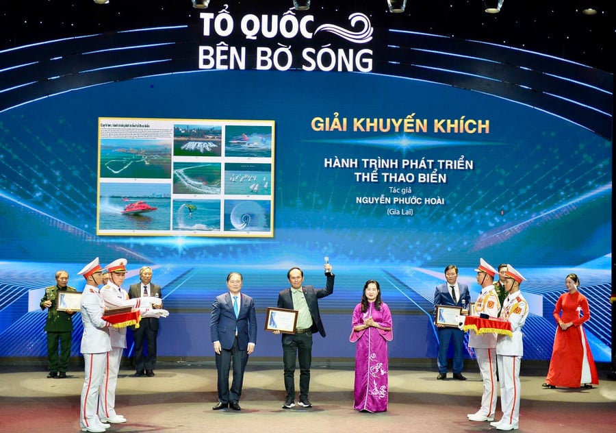 nsna-nguyen-phuoc-hoai-nhan-giai-khuyen-khich-cuoc-thi-to-quoc-ben-bo-song.jpg