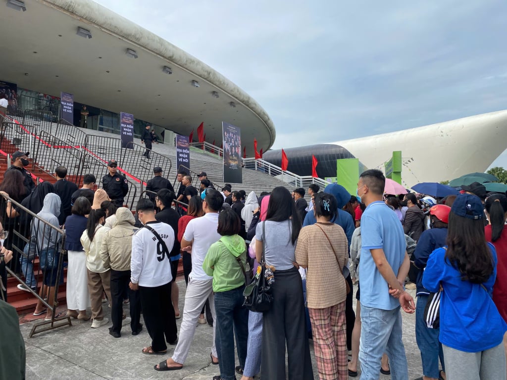 Oamenii și turiștii stau la coadă pentru a merge la Concertul din Ha Long 2025 2.jpg