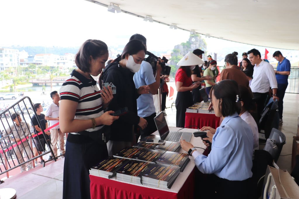 Oamenii și turiștii stau la coadă pentru a merge la Concertul din Ha Long 2025 5.jpg