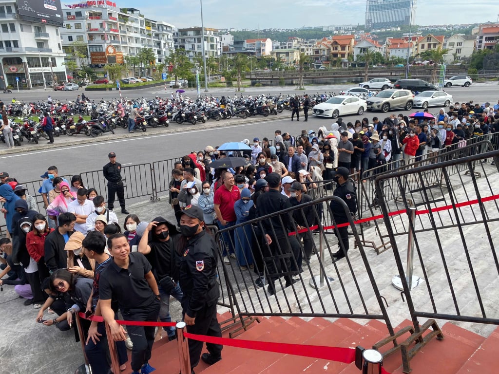 Oamenii și turiștii stau la coadă pentru a merge la Concertul de la Ha Long 2025 7.jpg
