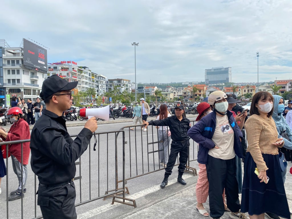 Oamenii și turiștii stau la coadă pentru a merge la Concertul de la Ha Long 2025 8.jpg