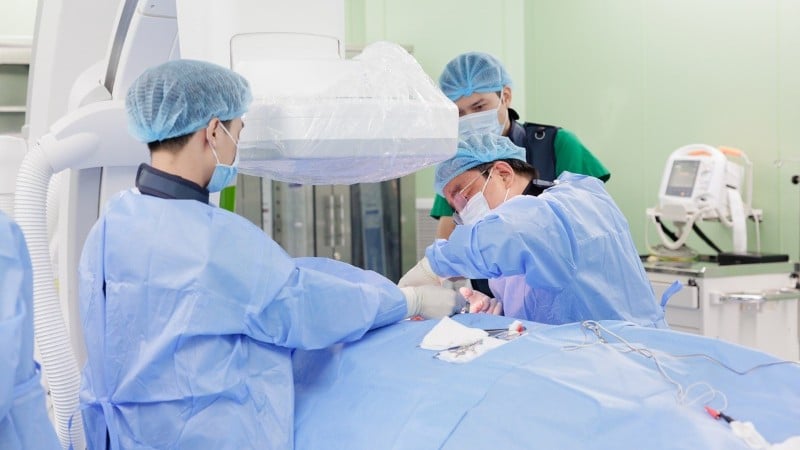 Läkaren utförde ett ingrepp på patienten.