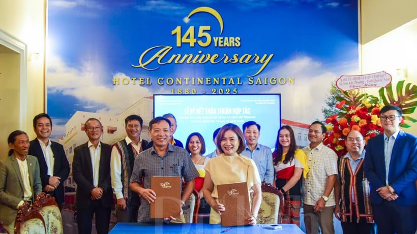 Undertecknandeceremoni för samarbetsavtal om hållbar turismutveckling mellan Son Tay Thuong kommuns folkkommitté och Ho Chi Minh City Tourism Magazine.